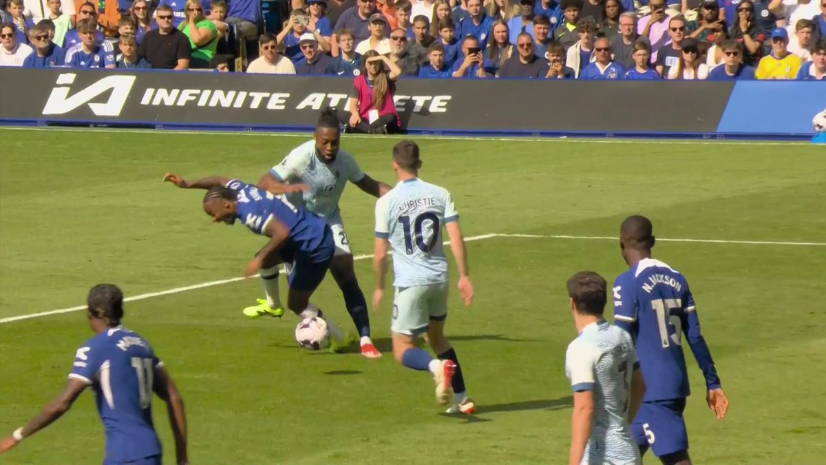 "How that is not given is just beyond me" 🤨 Ref Watch are in agreement that Chelsea should have been awarded a penalty for Semenyo's challenge on Sterling 🔵
