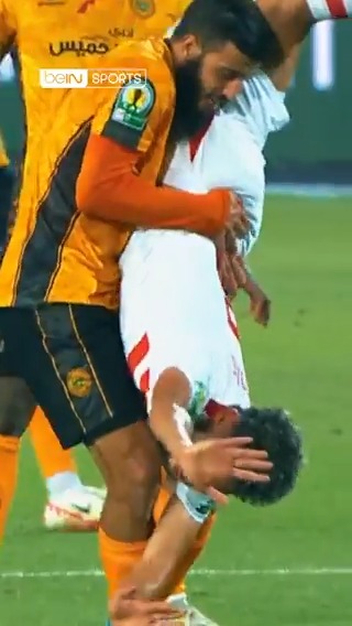 👏👏 تصرف رائع من لاعب نهضة بركان ياسين البحيري مع لاعب الزمالك دونغا #كأس_الاتحاد_الإفريقي | #الزمالك_نهضة_بركان #TotalEnergiesCAFCC