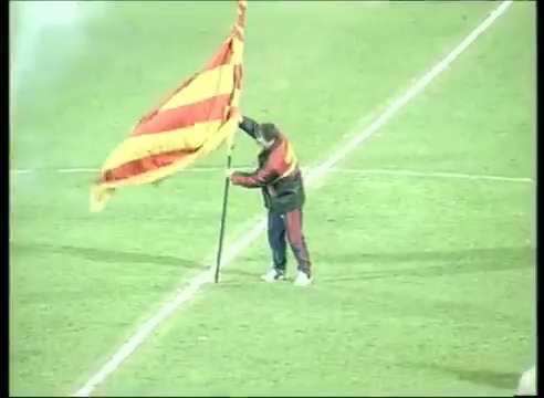 Montaj değil maçtan 1 saat sonra stad boşken kapılar kapalıyken değil. Anında canlı yayın. Bayrak böyle dikilir Mert Hakan, Emre Kartal 🦁👇