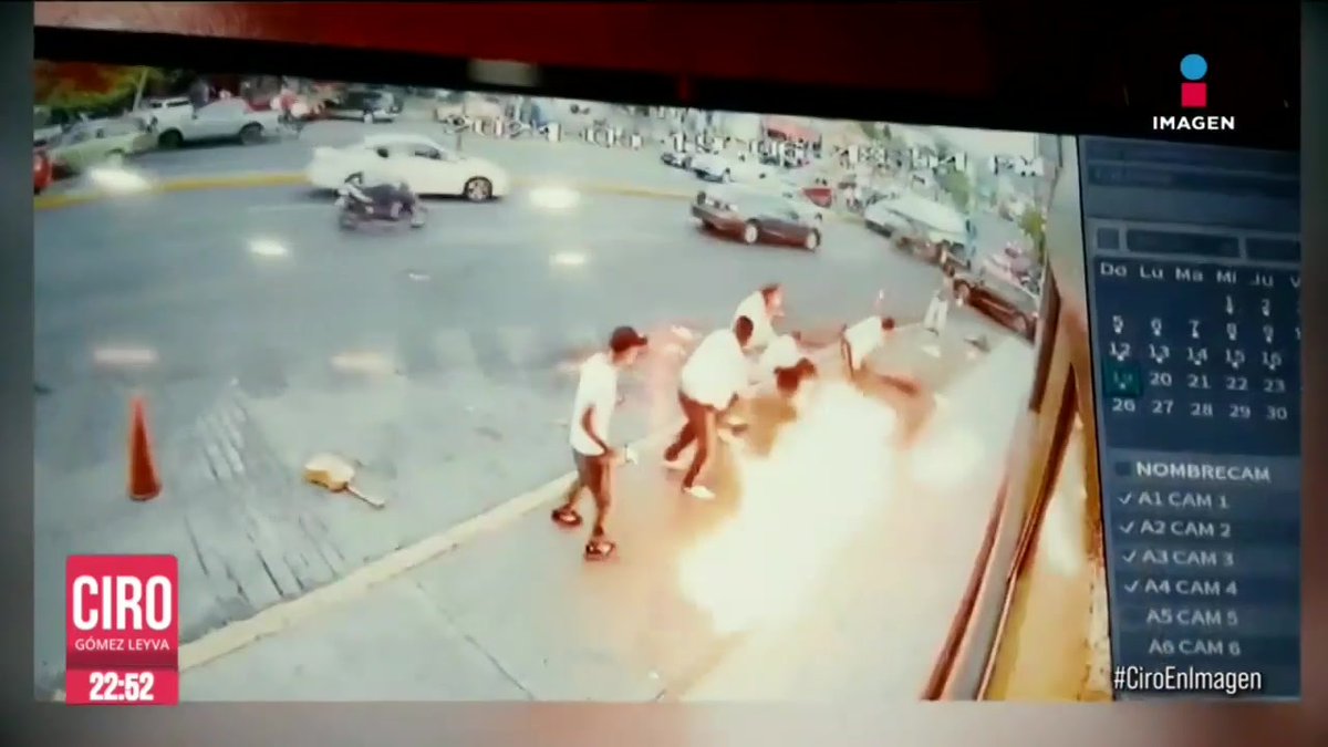 Surrealismo involuntario. Un grupo de #mariachis fueron quemados por un #tragafuegos afuera del #Infierno, una #taquería de #Morelia, #Michoacán. Todo quedó grabado por las cámaras de seguridad y esto fue lo que desató la riña: