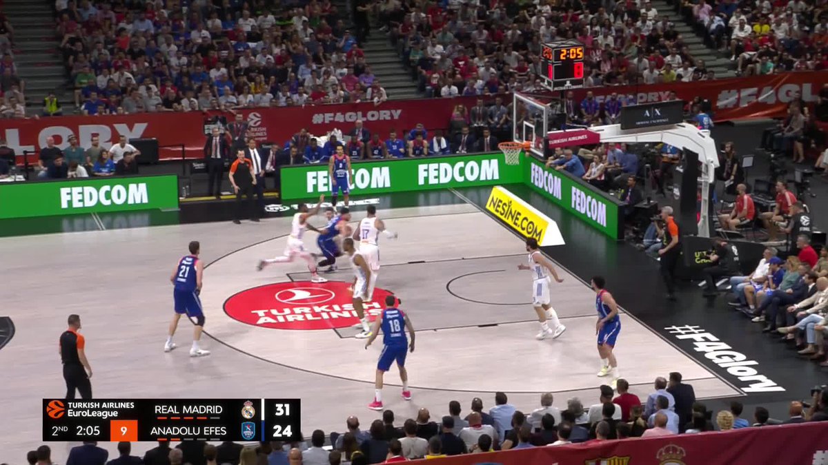 2 yıl önce bugün 👇 Real Madrid’i finalde mağlup eden Anadolu Efes SK, back-to-back #EuroLeague şampiyonu oldu! 🔵⚪