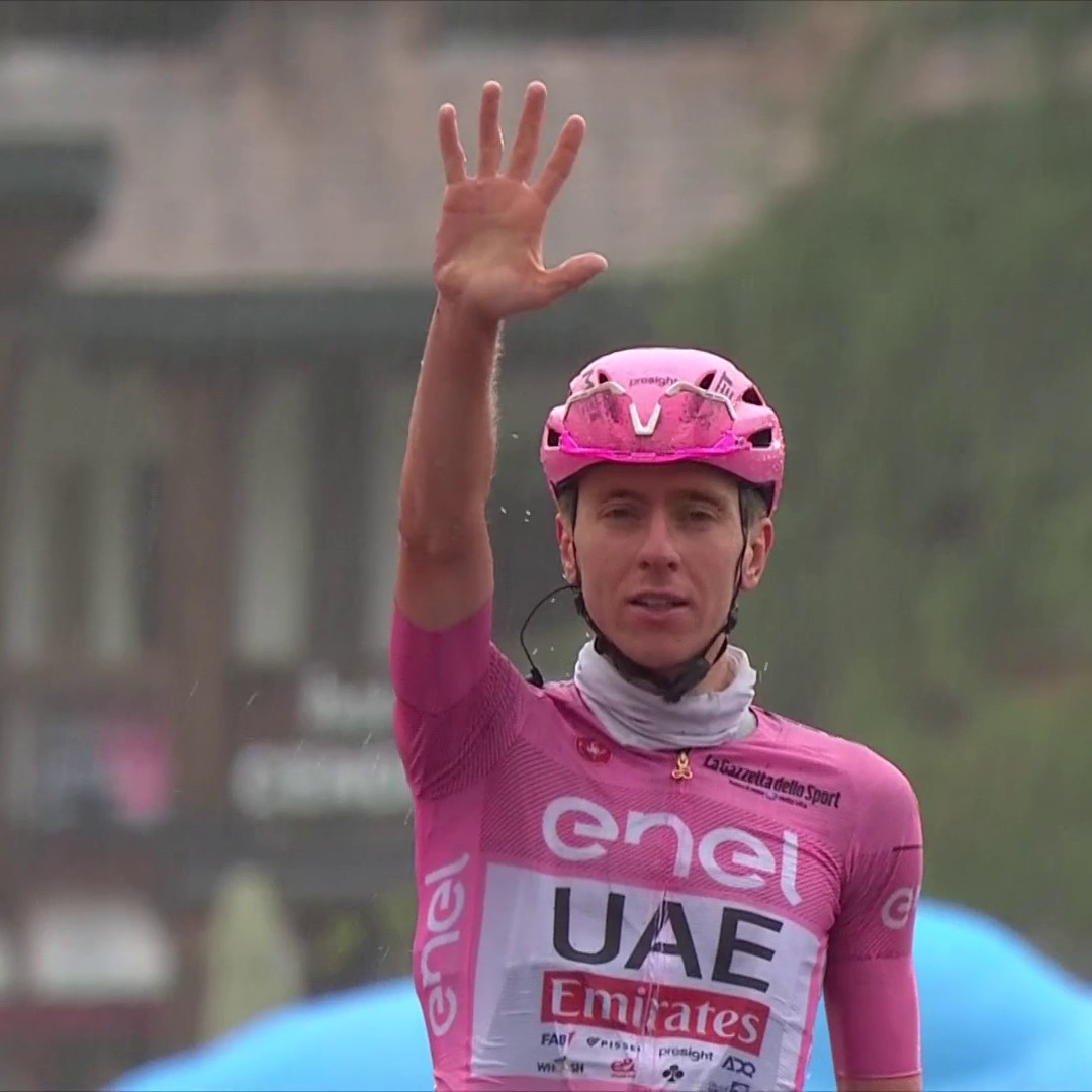 🖐️ Pogacar gagne encore et sait parfaitement compter : ça fait désormais 5 victoires d'étapes pour le Slovène sur ce #Giro ! #LesRP