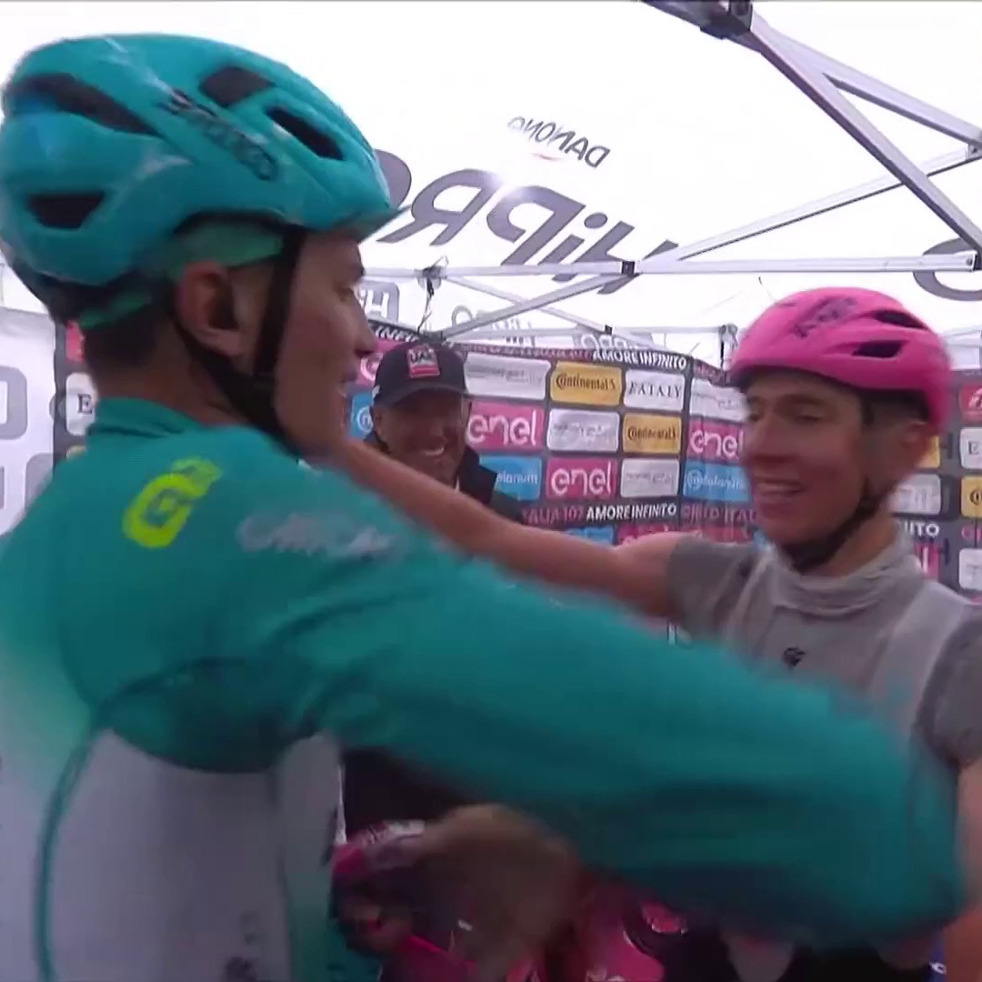 What a moment! Tadej Pogacar gives Giulio Pellizzari his glasses and pink jersey after the stage ๐๐ค