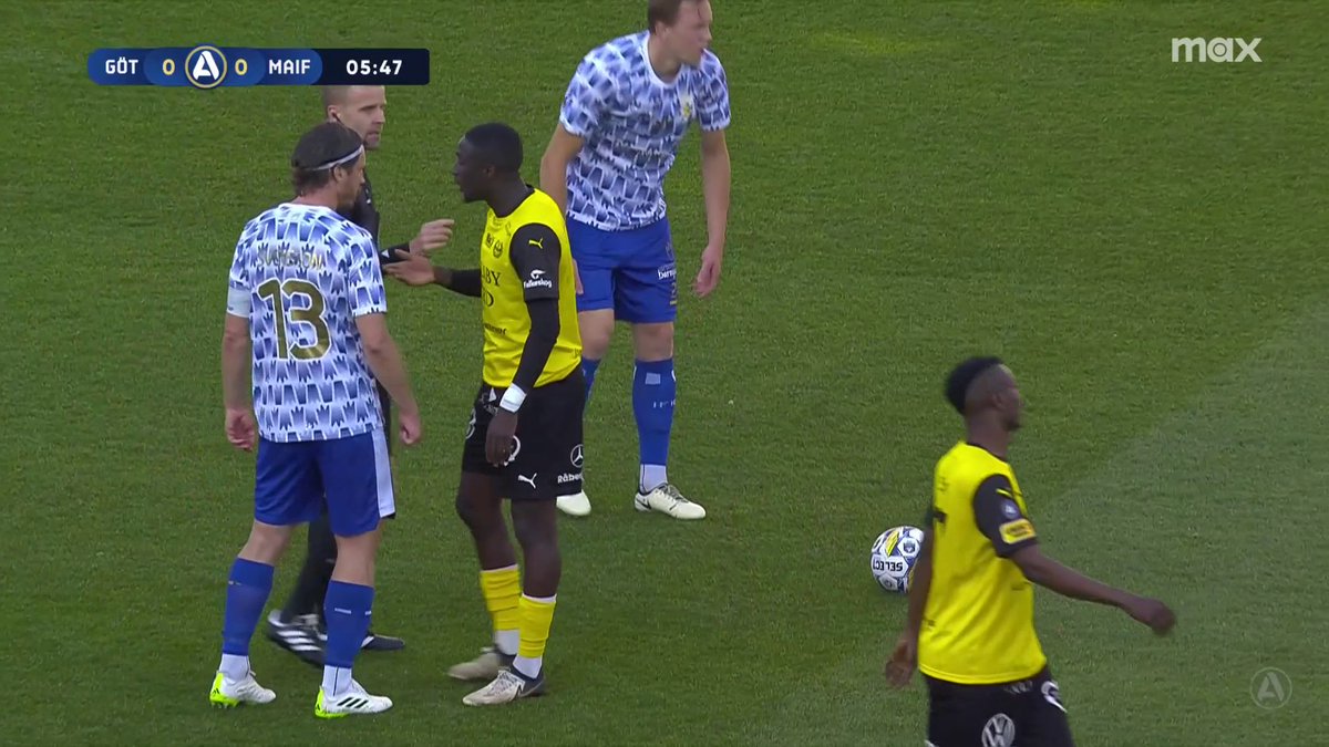 Imam Jagne går hårt in i ryggen på Malick Yalcouyé och Jens Askou vädjar om ett kort på Mjällbyspelaren. 📲 Se all kommande sport på vår nya streaming-hemmaplan Max, där du ser allt från Allsvenskan.