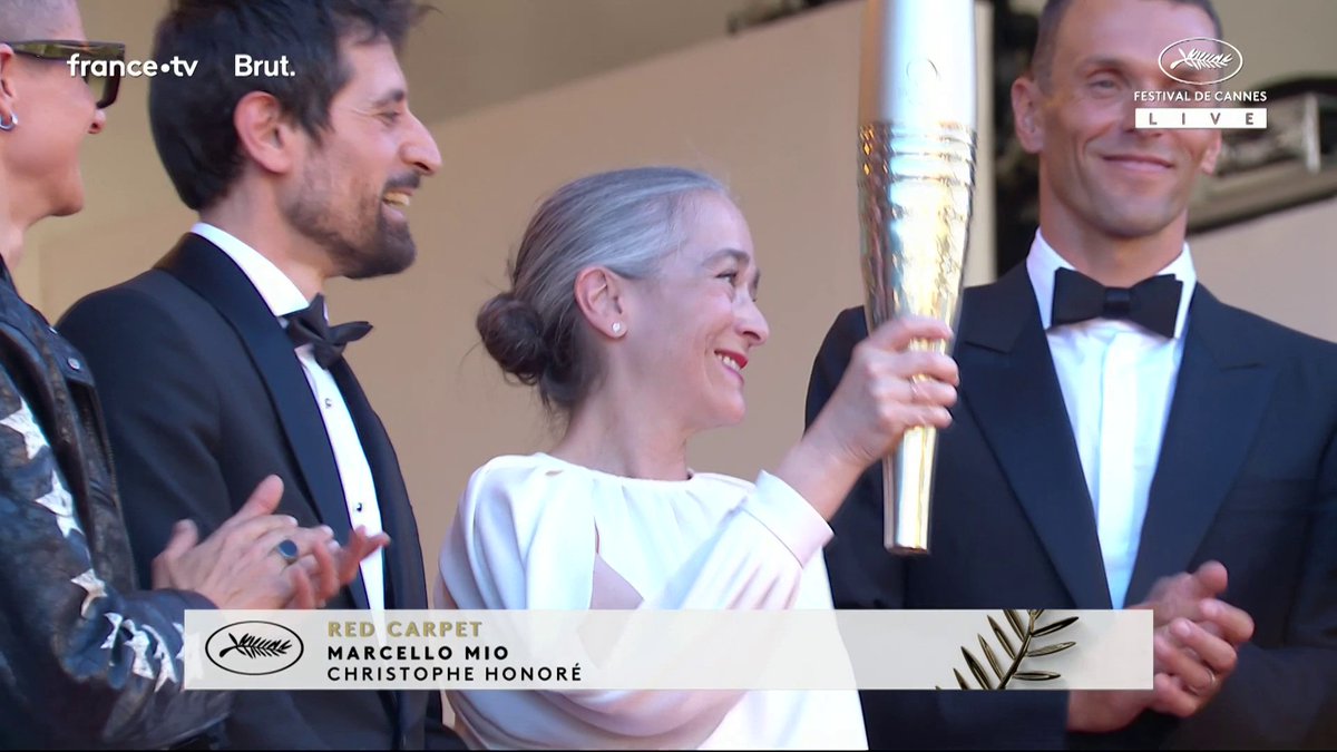 🔥 #Paris2024 | En haut des marches de Cannes, la présidente de France Télévisions, Delphine Ernotte Cunci transmet la flamme à Alexis Hanquinquant, champion paralympique de triathlon 🤩