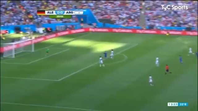 Kroos además de ser un gran futbolista, fue una maravilla de persona. Si no me creen, observen como le compartía la pelota a sus rivales. Respect.