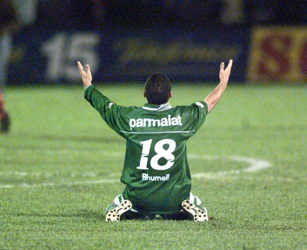 Em semana de decisão pela Copa do Brasil, a #MemóriaAlviverde de uma virada histórica! Há 25 anos, numa noite inspirada do Filho do Vento, uma classificação épica no LOTADO Palestra Italia! 💚😉 #AvantiPalestra