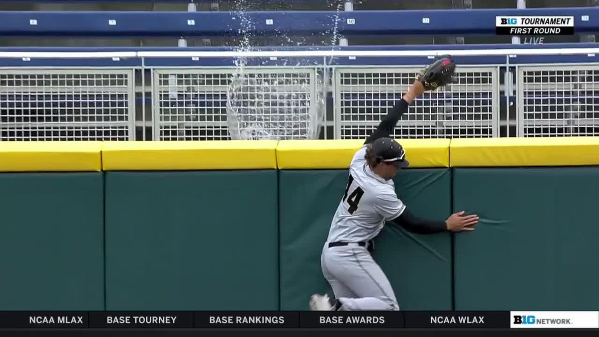 🗣️ And that's a splash ball home run‼️ Jasen Oliver hits one deep to give Indiana Baseball its first lead. #B1GBaseball