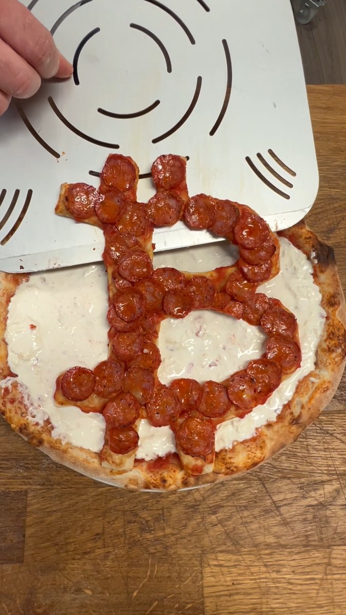 Happy #BitcoinPizzaDay frens! Who wants a slice of a #BTC pizza fresh out of the oven?! 🙋‍♀️🍕🤤