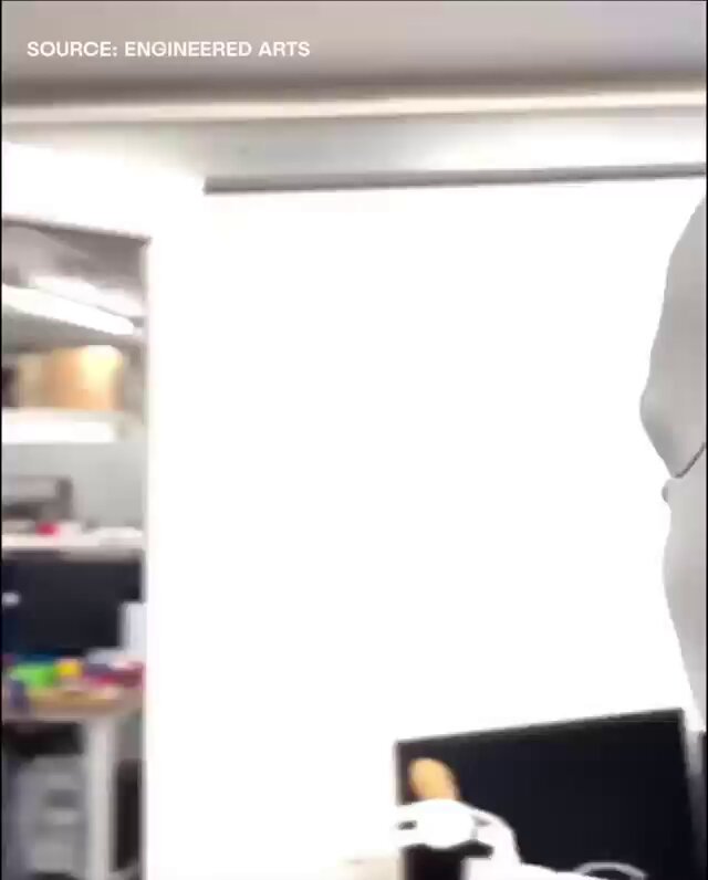 🤖 Gelişmiş, yapay zekâ destekli insansı robot Ameca, aynadaki yansıması ile karşılaşıyor.