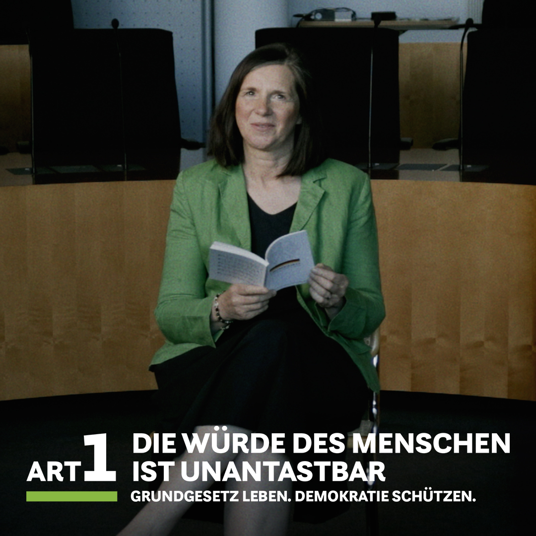 Schaltet ein – wir lesen am 23.5. ab 13:30 Uhr das #Grundgesetz vor. In voller Länge! Die Lesung läuft auf unseren Kanälen. Denn das Grundgesetz ist die Grundlage unseres Zusammenlebens und unserer Demokratie.
