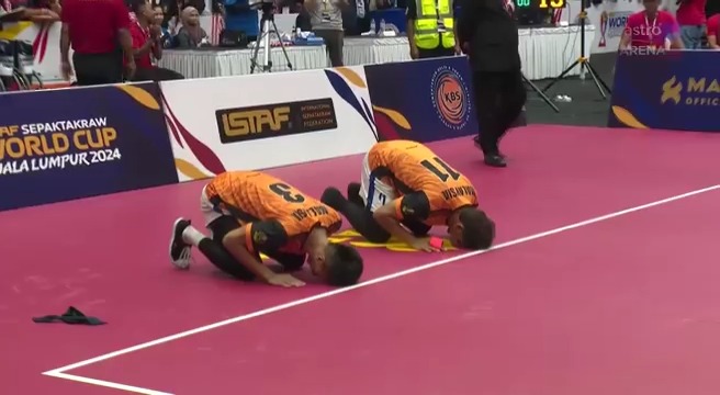 MALAYSIA JUARA DUNIA! Pasukan Beregu Sepak Takraw Malaysia berhempas pulas menewaskan Thailand 17-16, 15-13 sekaligus dinobatkan sebagai juara dunia! Tahniah Aidil Aiman, Noraizat Nordin, Baihakki A'ripin dan pasukan #ISTAF2024