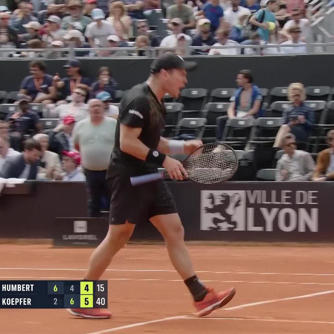 Ugo Humbert sort d’entrée à Lyon ❌🇫🇷 À quelques jours de Roland-Garros, le Français, tête de série n°1, s’incline en trois sets contre Dominik Koepfer (2-6, 6-4, 6-4) en 1/8 de finale du tournoi ATP 250 de Lyon.