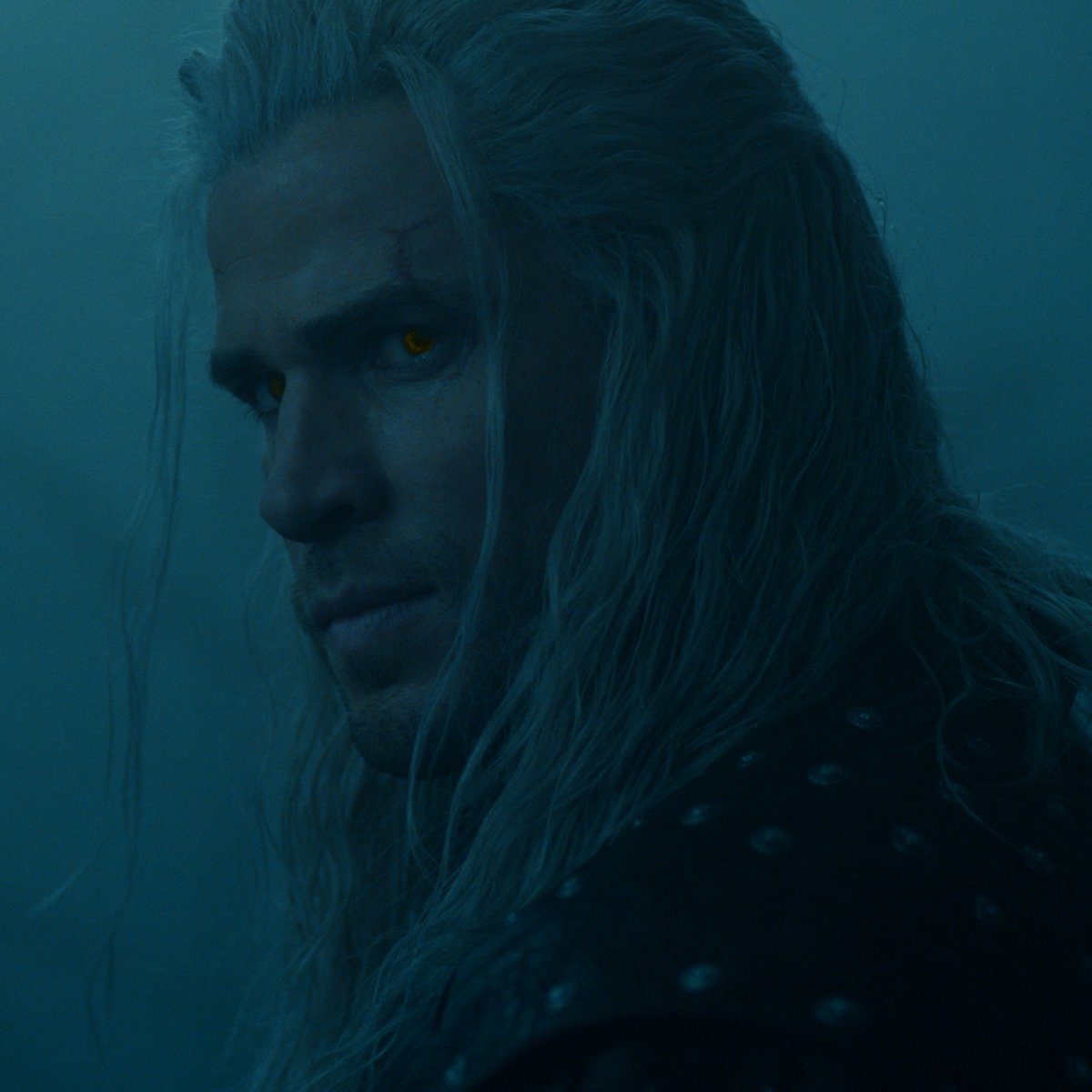A jornada de The Witcher continua. Aqui estão as primeiras imagens de @liamhemsworth como Geralt de Rívia. ⚔️🐎