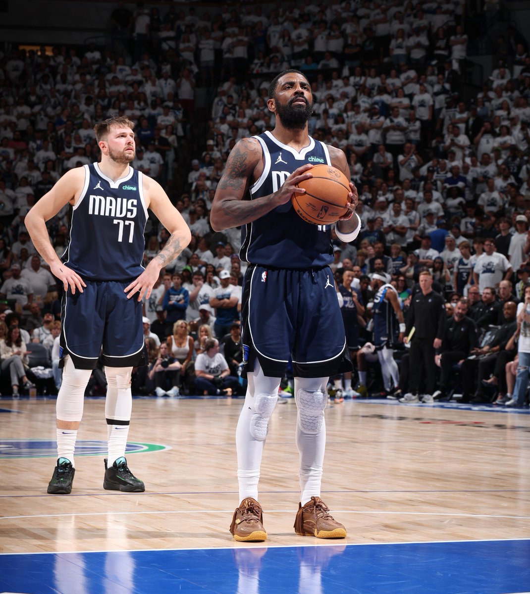 Kyrie y Luka tienen una misión 🤝💙 🔥Irving: 30 PTS, 5 REB, 4 AST 🔥Doncic: 33 PTS, 6 REB, 8 AST, 3 ROB, 1 TAP Trabajo hecho en el Game 1 🔥 #NBAPlayoffs