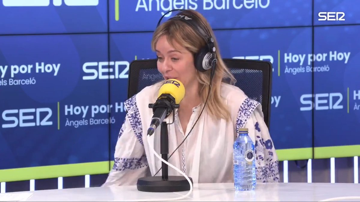 📝 No, la frase “¡Qué mona va esta chica siempre!” no estaba en el guion de ‘Aquí no hay quien viva’. 😂 Como tantas otras cosas, fue cosa de Mariví Bilbao.