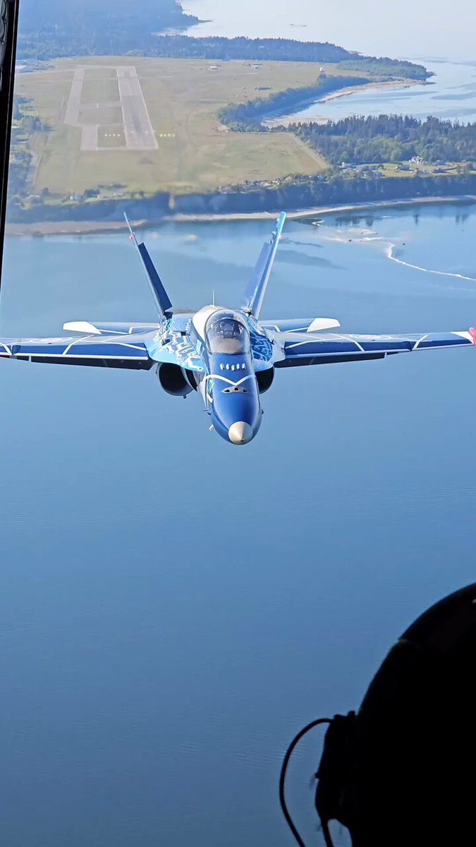 CF-18 with a newly revealed paint scheme of the 2024 CF-18 demo team! 🔥 📹: jdlphotography
