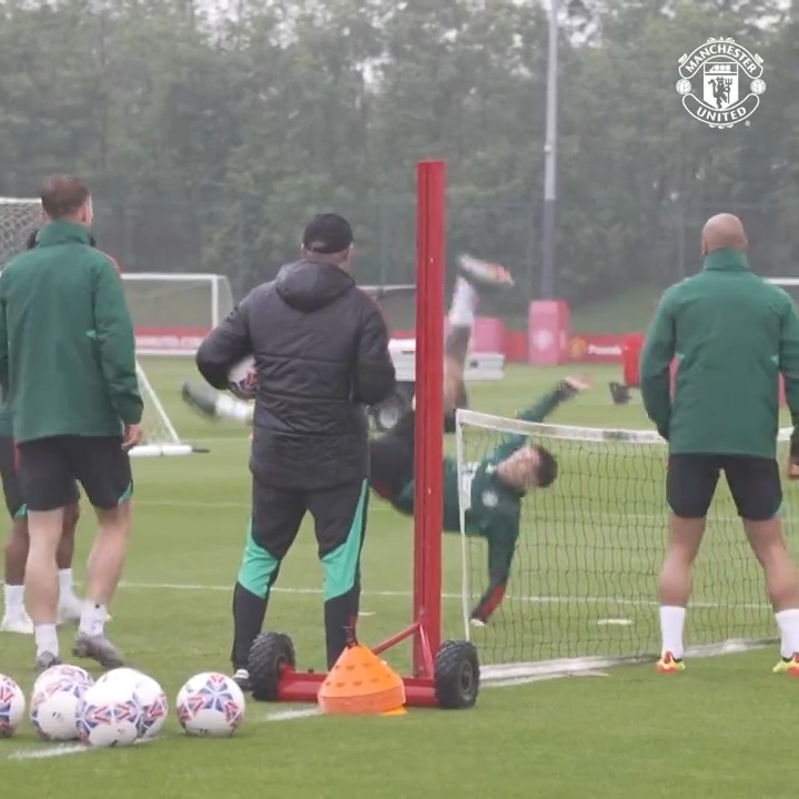 We've seen this before! 👀🚲 #MUFC || #FACup