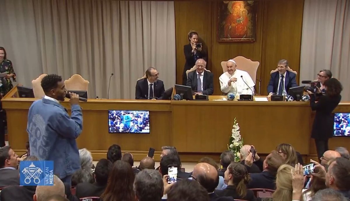 📌Tostao al Papa León XIV: "Soy colombiano, del Chocó, del pacífico colombiano. He tenido la oportunidad de rapear en muchos lugares del mundo, pero primera vez en el vaticano". 📌Papa León XIV a Tostao: "Sos un buen rapero, eh. Sos un buen rapero". ¡Momento único en el Encuentro Internacional del Sentido que organizamos Scholas Occurrentes y CAF!