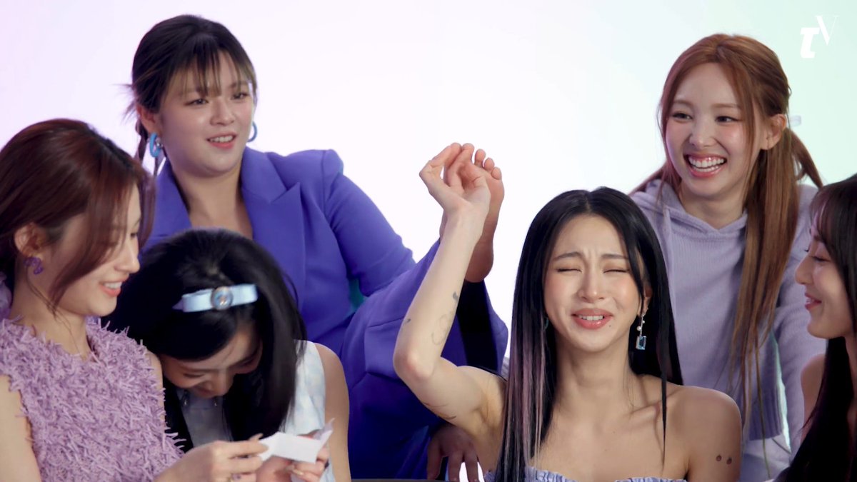 Jeongyeon making Chaeyoung touch her foot, they're so 😭😭