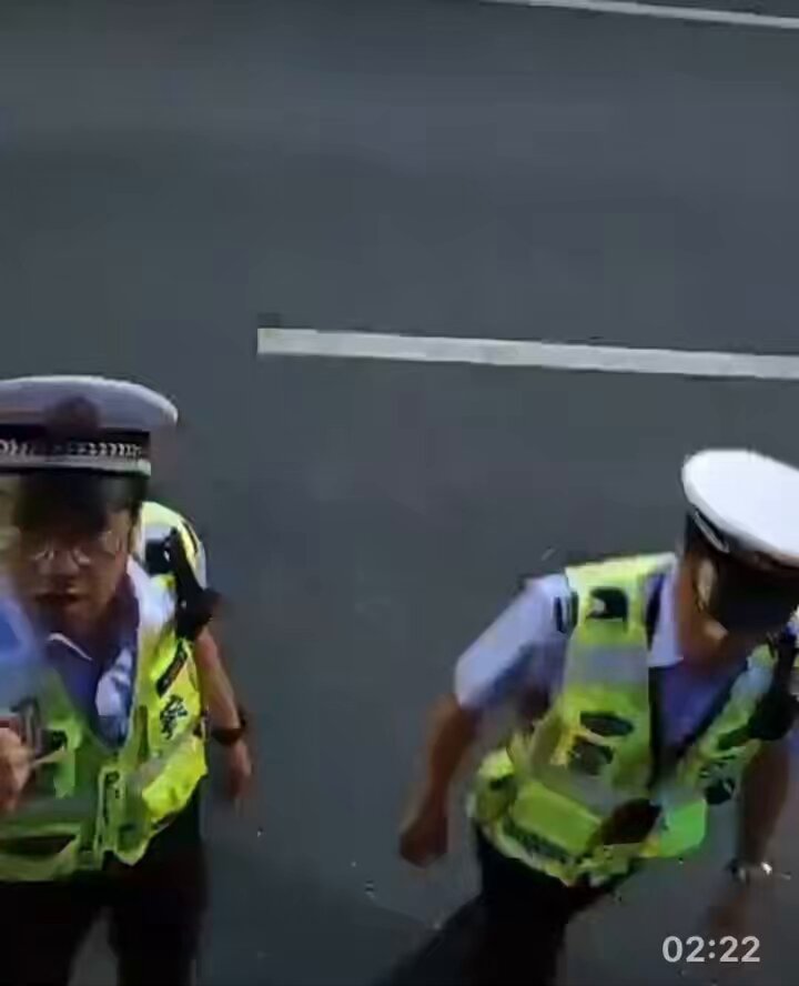 看看中共国的交警多舒服，雇几个协警，在路上给他们违法创收，他们自己天天吃喝嫖赌啥也不管！ 恶意提问：协警在路上随意拦车算不算以危险方式危害公众安全？