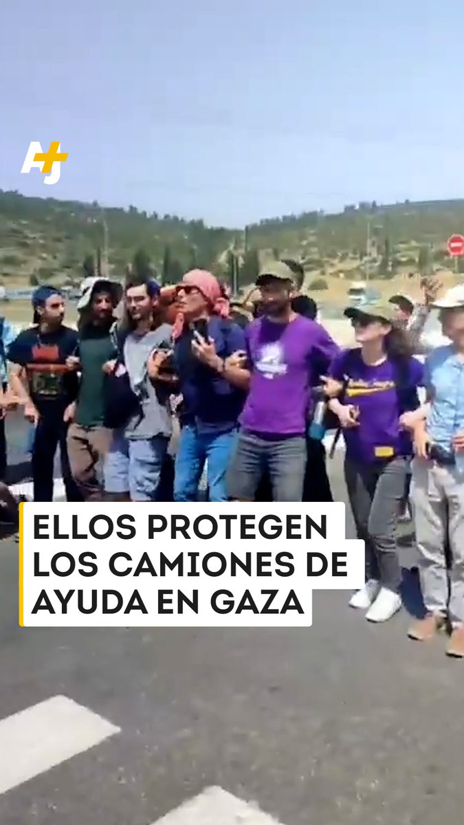 Autodenominados "guardias humanitarios", estos activistas israelíes llevan dos días protegiendo de los ataques de colonos extremistas a los camiones de ayuda con destino a Gaza.