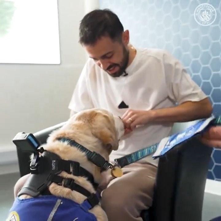 .Bernardo Silva meets City's only canine season ticket holder! 🐾🥹