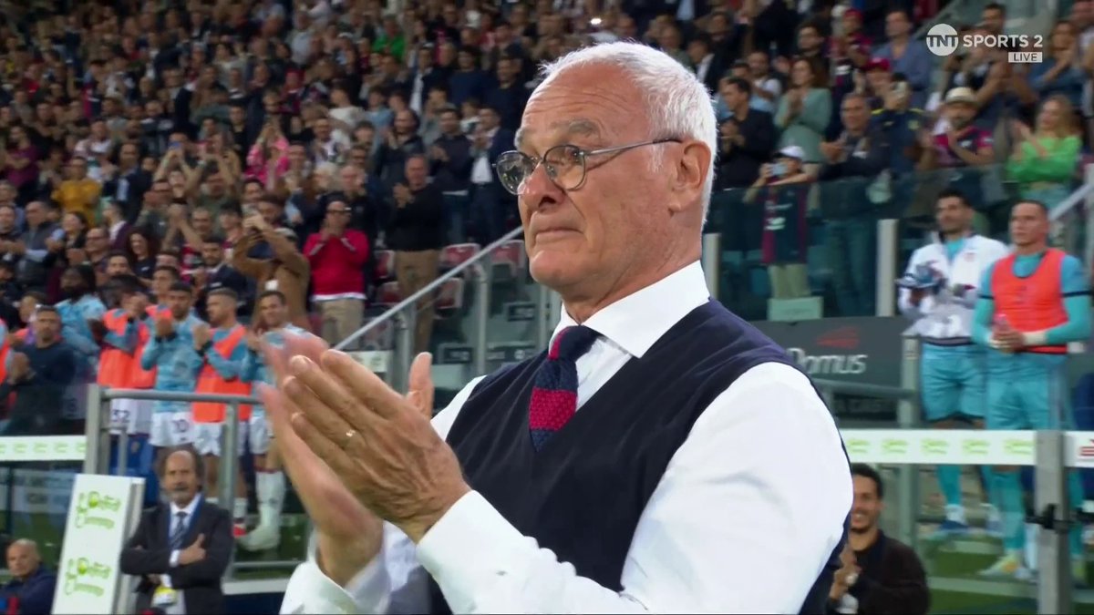 Claudio Ranieri was visibly emotional after receiving a standing ovation from the crowd, players, and referee before the final match of his managerial career. The Premier League winner is set to retire from football 🥹❤️️ 📺 TNT Sports & discovery+ UK