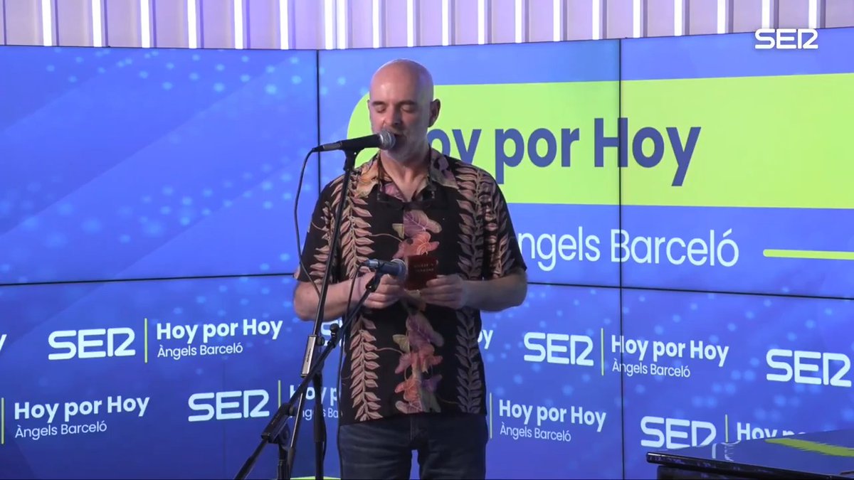 🎤 Ya no es cantar a viva voz, es hacerlo con una pandereta... ¡y una caja de música! 🎶 Xabier Díaz es un artista maravilloso. Esto es 'Muiñeira irmandiña', de su nuevo disco.