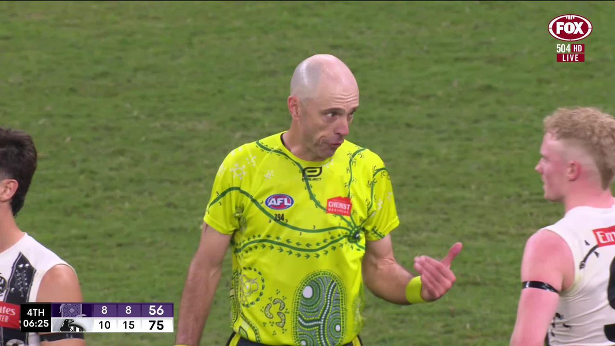 A bizarre moment as the umpire penalises Lachie Sullivan for handing the ball to Nick Daicos instead of the umpire! 📺 Watch #AFLFreoPies LIVE on ch. 504 or stream on Kayo: ✍️ BLOG 🔢 MATCH CENTRE