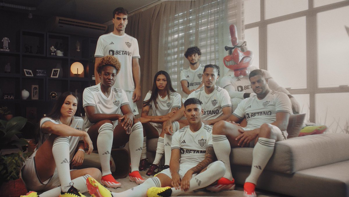 TOC, TOC, TOC! Abre a porta que o Galo chegou! 🚪 🐔 Sinta-se em casa mesmo quando está fora com o novo manto do Galo. Já disponível no adidas app ou #adidasFootball