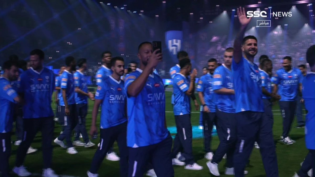 هكذا إستفتَح #الهلال حفل تتويجه بأغنية " صاااااااحوا " دخووووووول تاااارررييييخخخخييي 💙💙