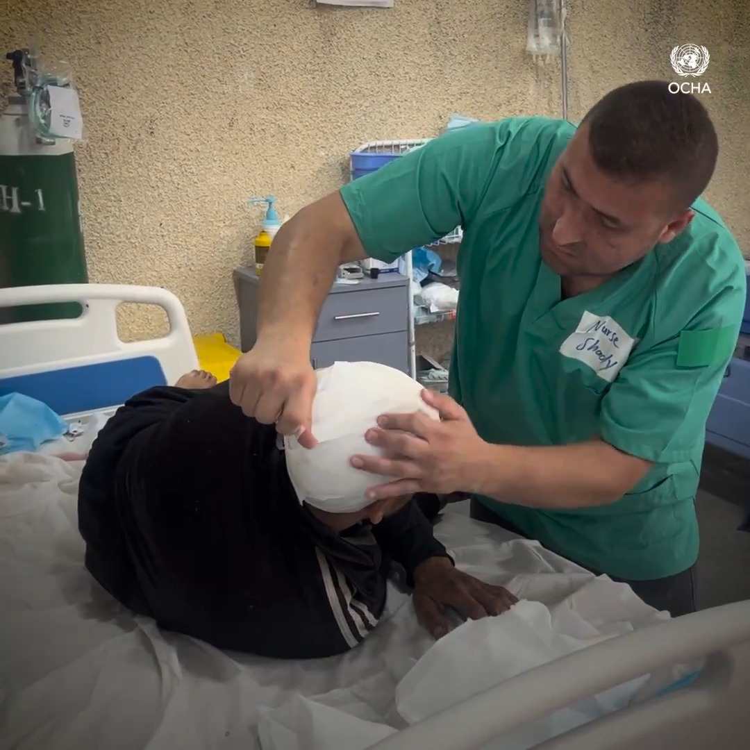 The health-care system in #Gaza is on its knees. Humanitarians have set up 9 field hospitals, but this is not enough to attend to the continuous influx of patients. Thousands need to be evacuated for treatment they can't access within the Strip. 🔊 Hear from staff on site 🔽