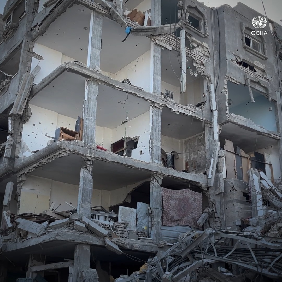 Tens of thousands of people are returning to #Gaza's Khan Younis, only to find rubble and waste. Humanitarians are scaling up the response, but "it's just a drop in the massive ocean of need that we are faced with". 👇 Hear from Yasmina Guerda, who was in Khan Younis yesterday.