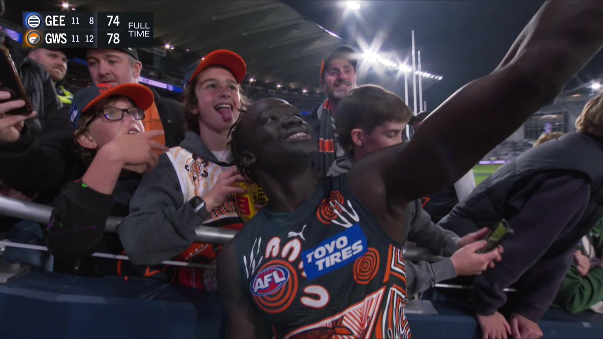 "He's got no idea, that's great." The Giants had to wait to sing their song because Leek Aleer was taking selfies with fans after his match-winning mark 😅 #AFLCatsGiants