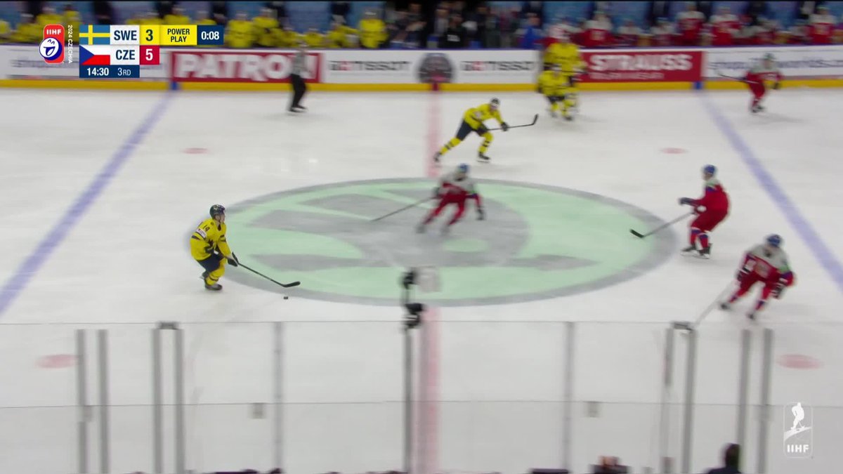 The arena exploded again. Lukas Sedlak makes it 6-3 for Czechia with a breakaway goal.🇨🇿🔥 #MensWorlds #SWECZE Český hokej