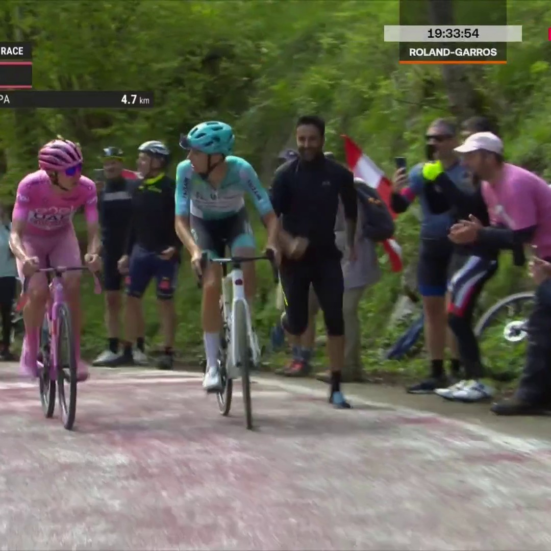 “Giulio….andiamo?” 💞 Quel cenno con la testa a noi ha fatto impazzire. 💥🇮🇹 #EurosportCICLISMO #Ciclismo #Cycling #Giro2024 #GirodItalia #Pogacar #Pellizzari