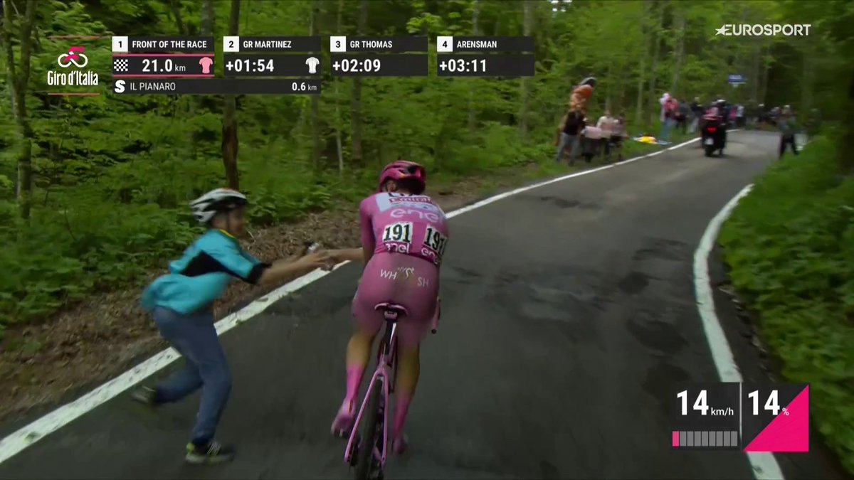 A tus pies, Tadej. El detallazo de Pogacar con un niño. 👏🎩 #GirodItalia | #LaCasadelCiclismo