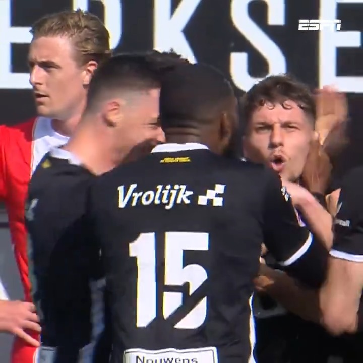 𝐑𝐨𝐲 𝐊𝐮𝐢𝐣𝐩𝐞𝐫𝐬 🤯 Wat een beauty van een goal 🥵 FC Emmen - NAC Breda: 1-4 over twee wedstrijden