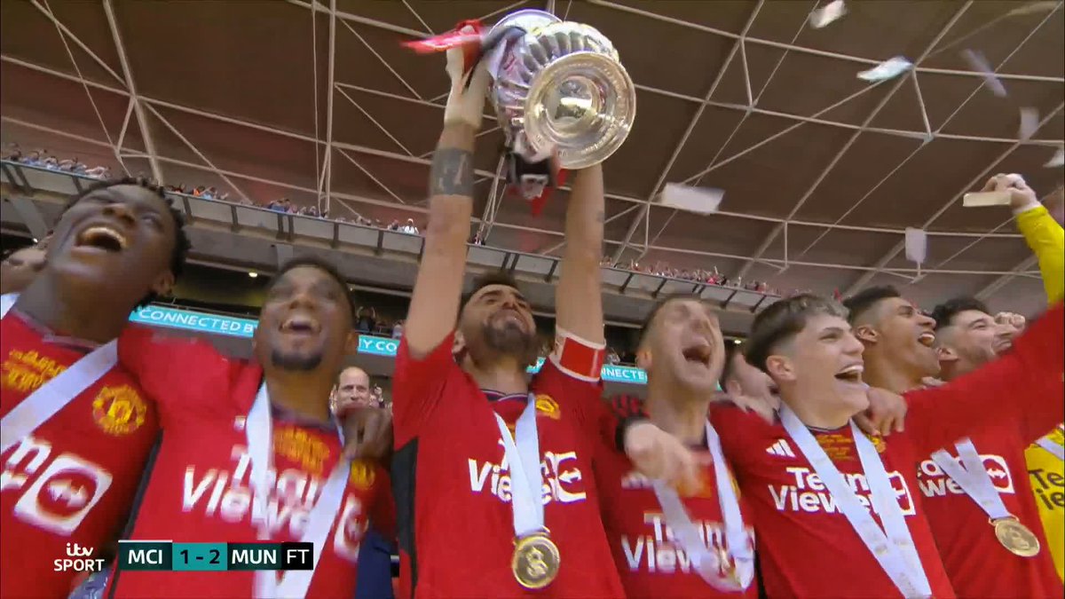 Manchester United lift the FA Cup trophy for the first time since 2016 🏆 #FACupFinal | #EmiratesFACup | #MCIMUN