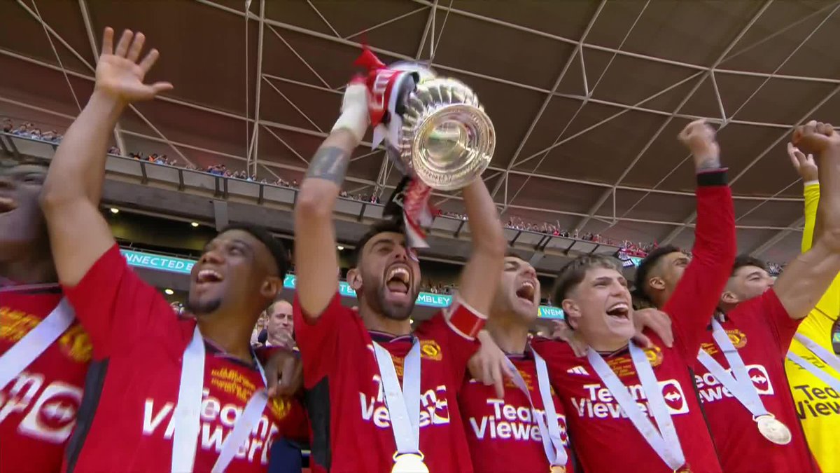 Your Manchester United champions lift the #EmiratesFACup trophy ๐