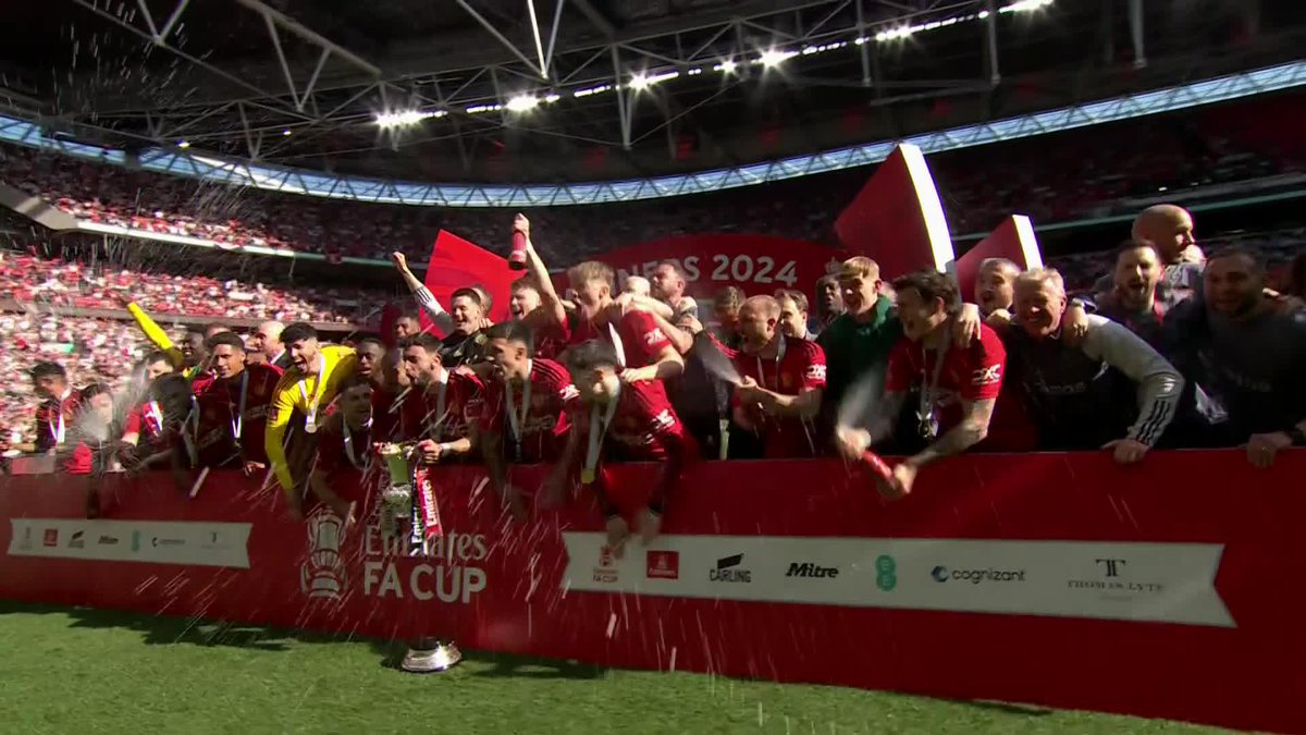 CHAMPIONS ๐ A Manchester United squad now written in the history books โ๏ธ #EmiratesFACup