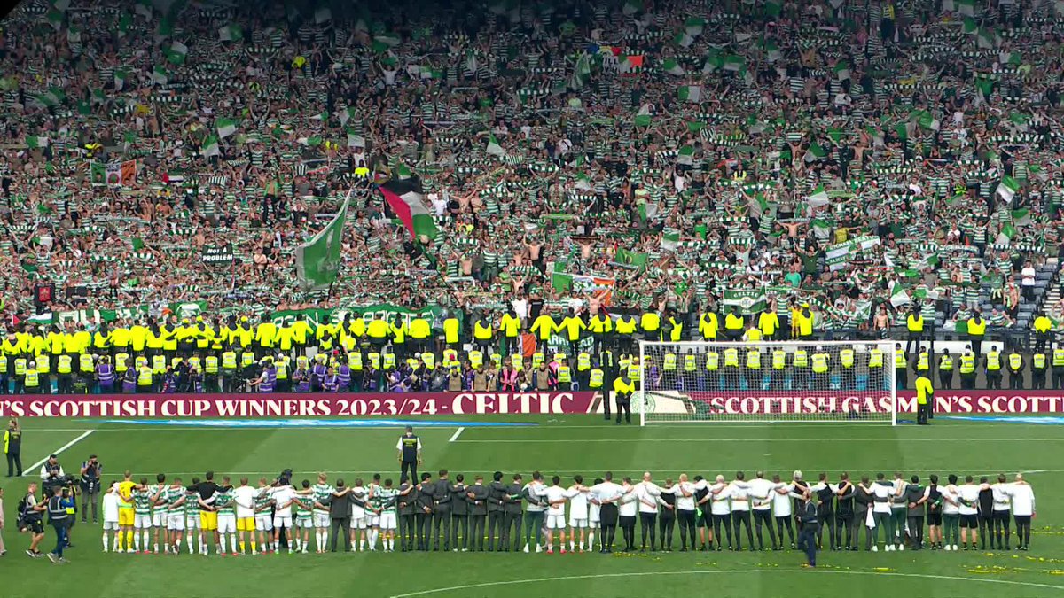 Goosebumps! 😮 Celtic's players line up as the fans serenade them with a #ScottishCup final winning rendition of You'll Never Walk Alone 🍀