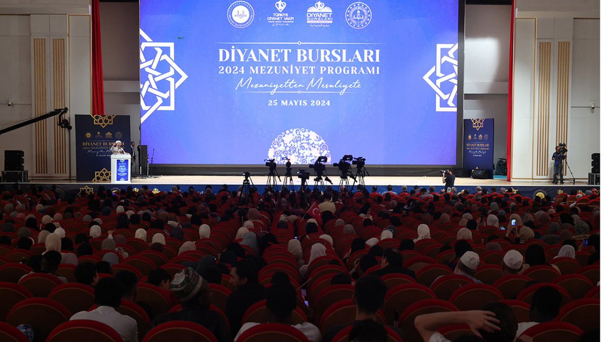 Sevgili Gençler! Bulunduğumuz her yerde, yaşadığımız şehirde, mahallede, sokakta, her zaman ve her yerde; Hayrı çağıracağımıza, iyiliği ömrümüz boyunca emredeceğimize, kötülükten hayatımız boyunca insanları uzaklaştırmak için, iyiliğin kötülüğe galebe çalması için, Hakkın batıla üstün olması için, gece gündüz çalışacağımıza hep birlikte söz verelim.