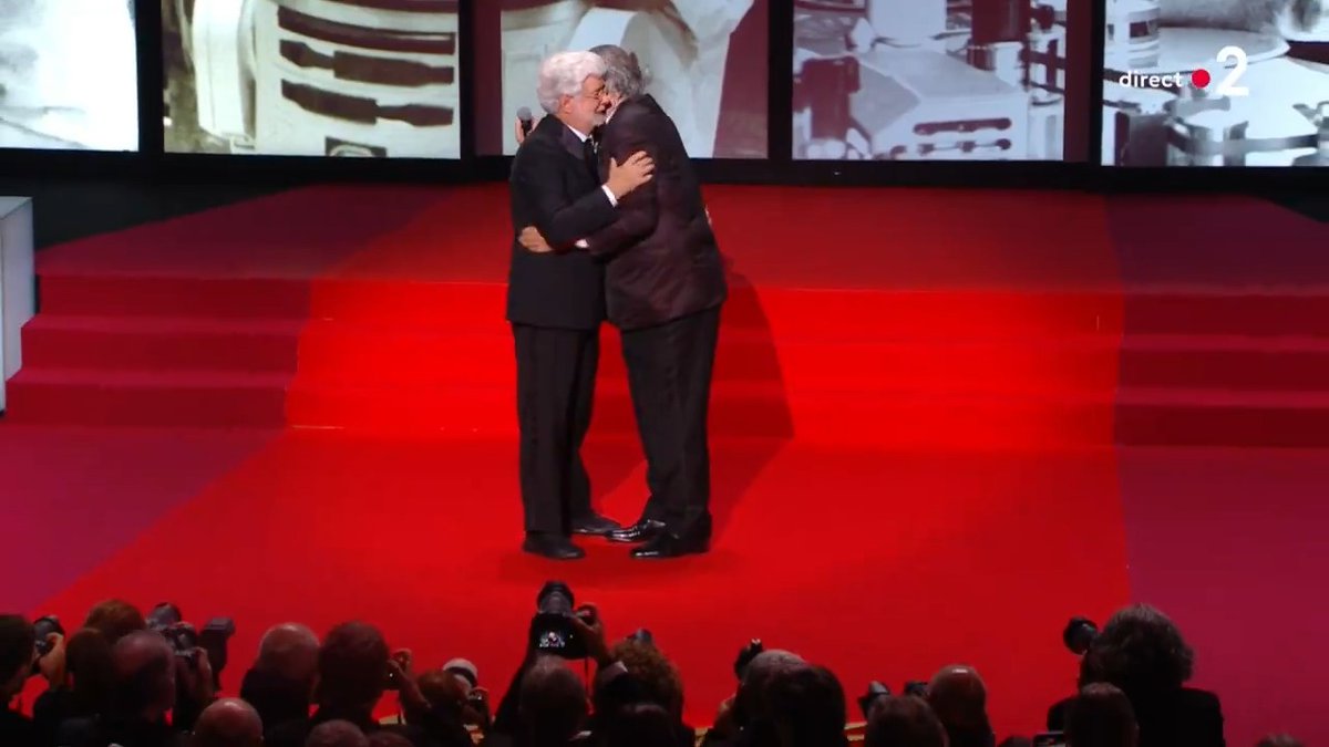 🔴 La légende George Lucas reçoit en cette cérémonie de clôture du Festival de Cannes, une Palme d'honneur des mains de la légende Francis Ford Coppola.