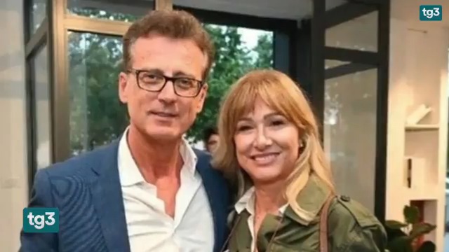 Vergognoso servizio del TG3 sulla morte di Angelo Onorato marito dell'onorevole Francesca Donato. Solo un minuto e mezzo di cronaca sulla sua morte, seguito da un servizio sulle "controverse posizioni della Donato su tanti temi come il Green Pass."