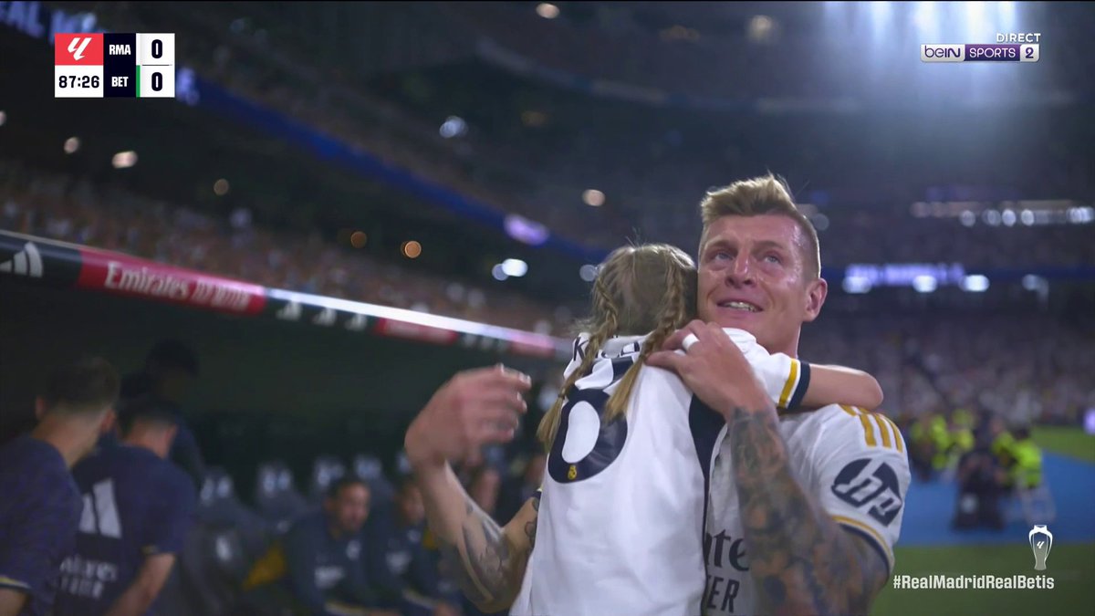 Les émotions. La sortie de Toni Kroos pour sa dernière au Bernabeu. 😢🤍 🎥 beIN SPORTS
