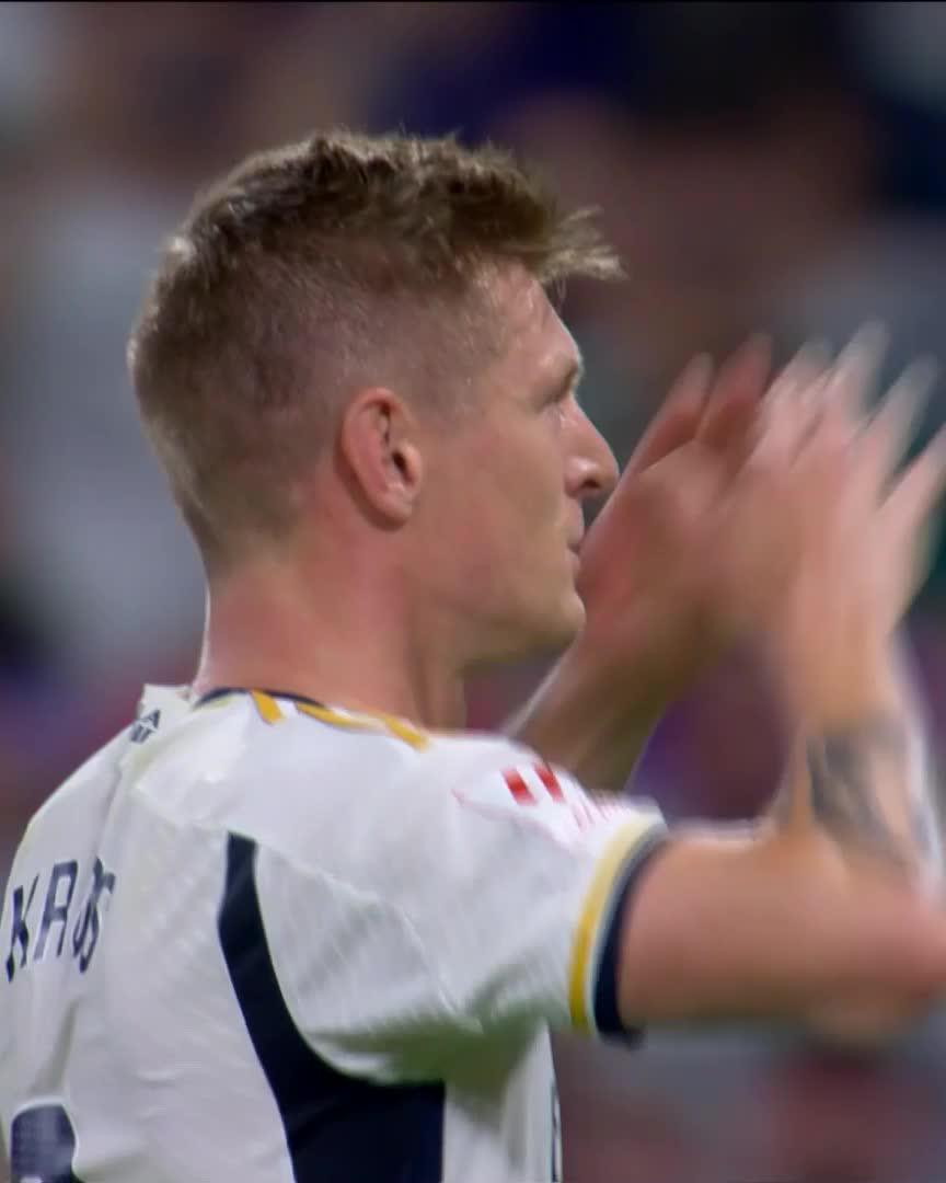Toni Kroos says one last goodye to the Bernabéu. #LALIGAHighlights