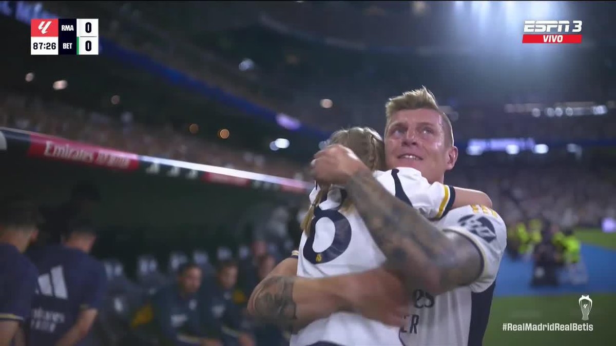 De pie para aplaudir a Toni Kroos. Símbolo total de Real Madrid. Elegancia e inteligencia al servicio colectivo. Siempre un deleite verlo jugar.