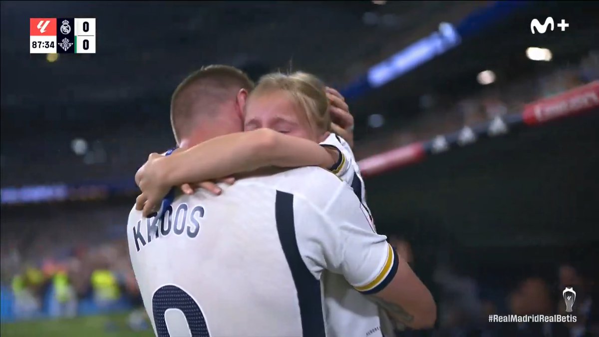 Porque es mucho más que fútbol... 🥲 Las lágrimas de Kroos y sus hijos. Toni Kroos Real Madrid C.F. #LaCasaDelFútbol